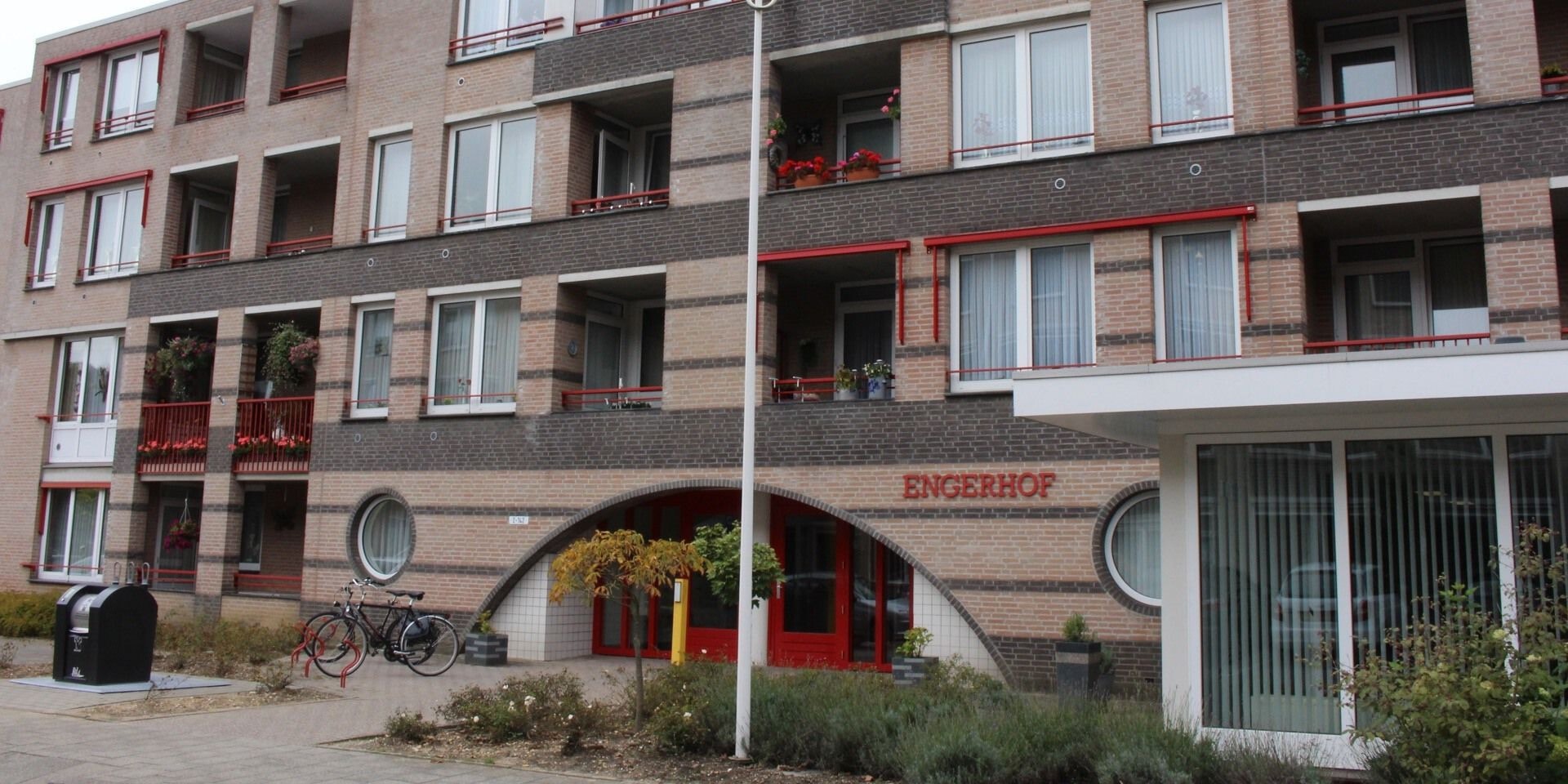 De buitenkant van apartementencomplex Engerhof.