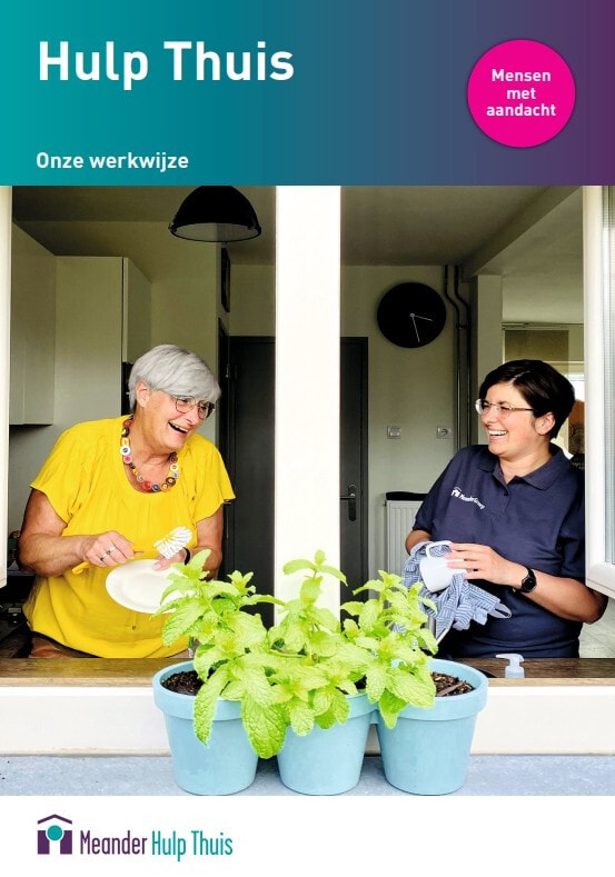 Twee lachende vrouwen op een folder over werkwijze Hulp Thuis van Meander Hulp Thuis: Mensen met aandacht.